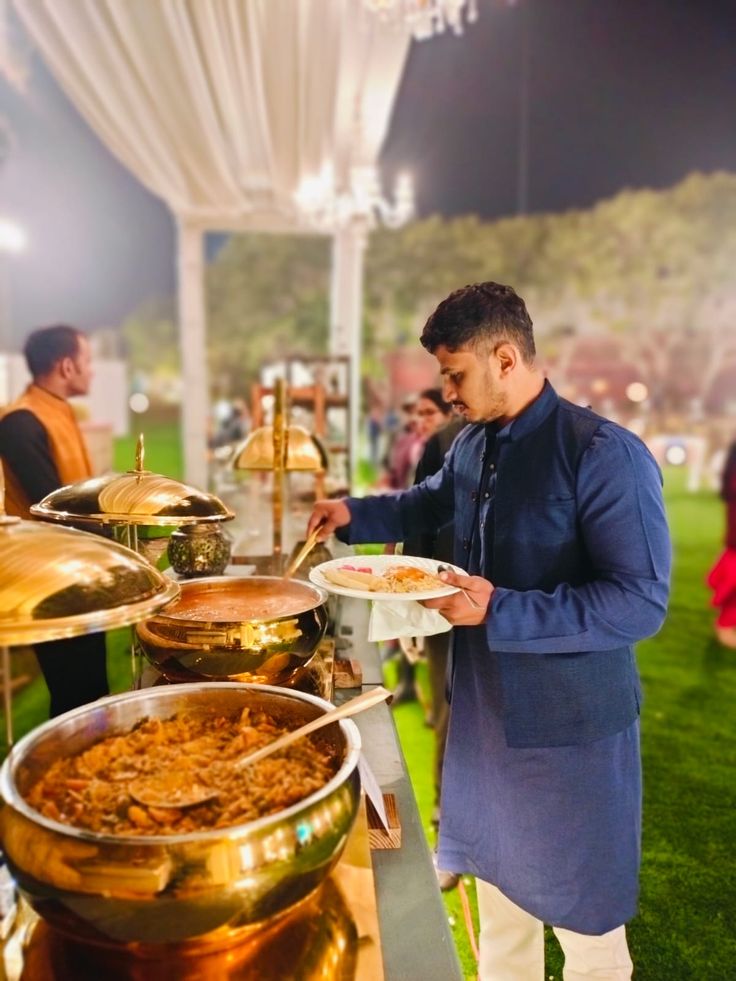 Guest serving himself at a Negi Catering live counter